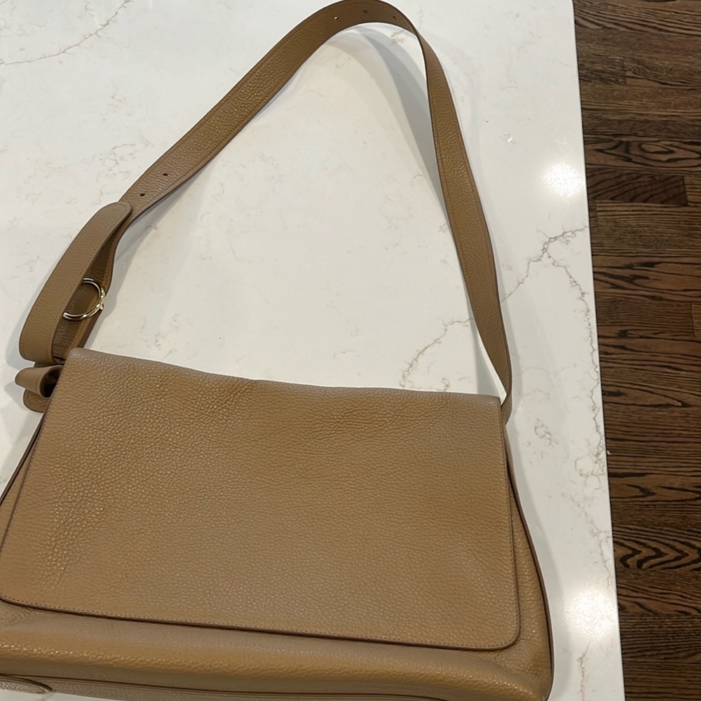Cuyana Messenger Bag 13-inch Cappuccino , 13". Fits laptop. Crossbody. Like New.